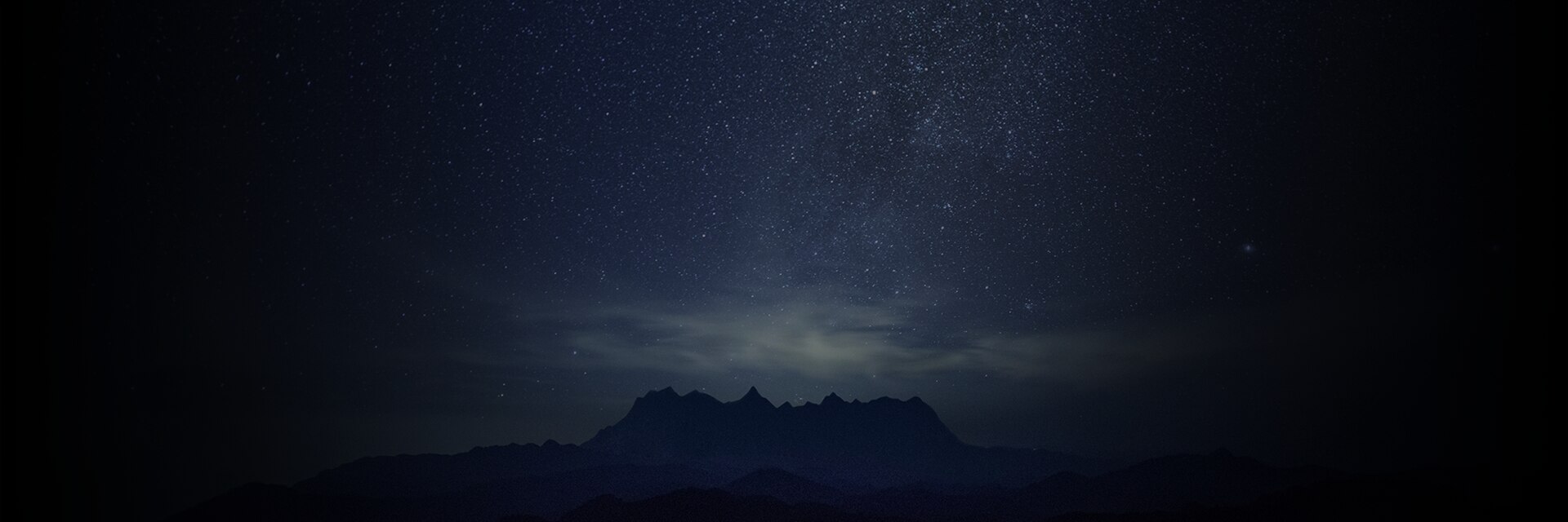 星空下，群山轮廓分明，夜景宁静