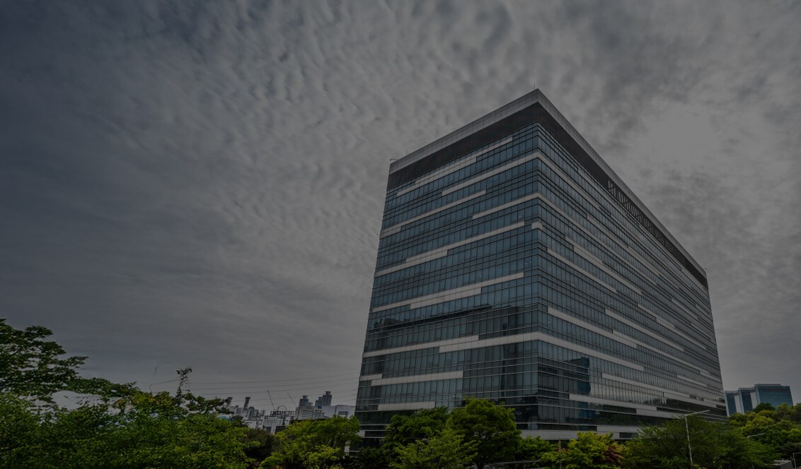 韩国三星办公楼的航拍视图，拥有光滑的水平玻璃立面和城市景观中的屋顶花园。