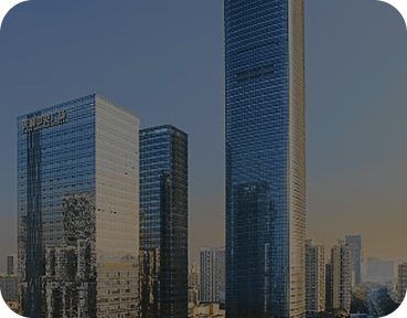 中国大都市中现代摩天大楼的全景，以一座流线型超高层办公大楼为主导。
