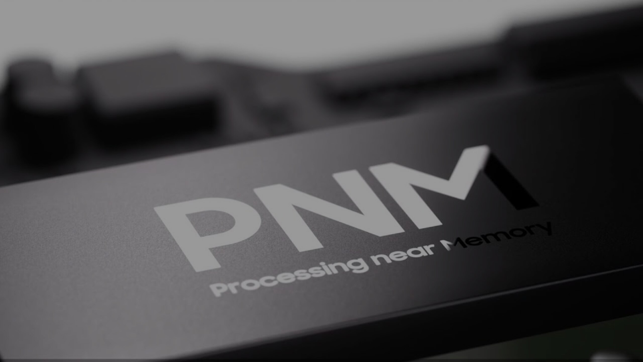 一种标有“PNM”（Processing Near Memory，近存处理）的计算设备，表明其专注于高效数据处理
