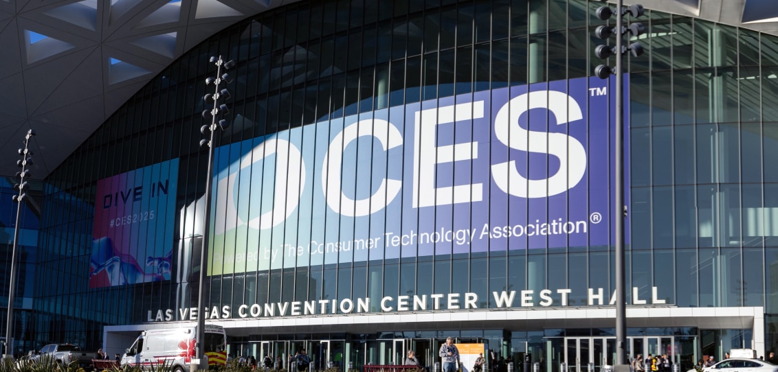 CES 2025期间，拉斯维加斯会展中心的外观，在引人注目的几何屋顶下悬挂着一面大型、充满活力的 CES横幅。