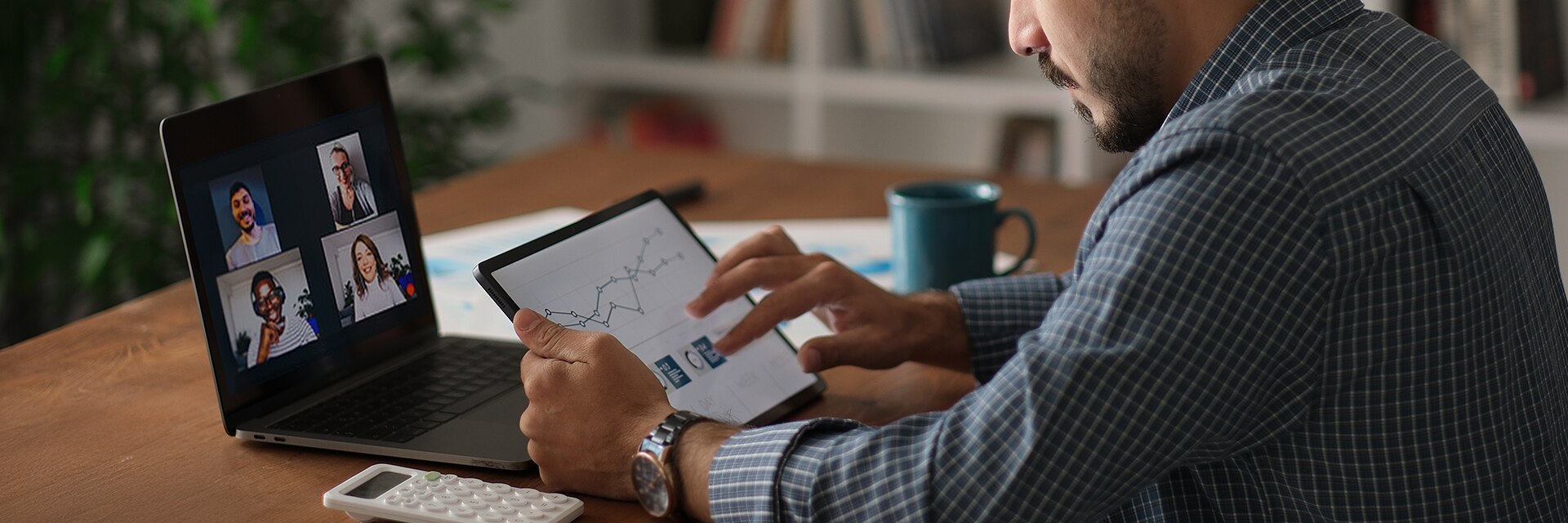 用户通过平板和笔记本进行视频会议与数据分析，展现半导体技术支持的数字化生活。