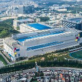 从鸟瞰图中可以看到一座半导体工厂，其工业建筑规模宏大，毗邻住宅区和商业区。