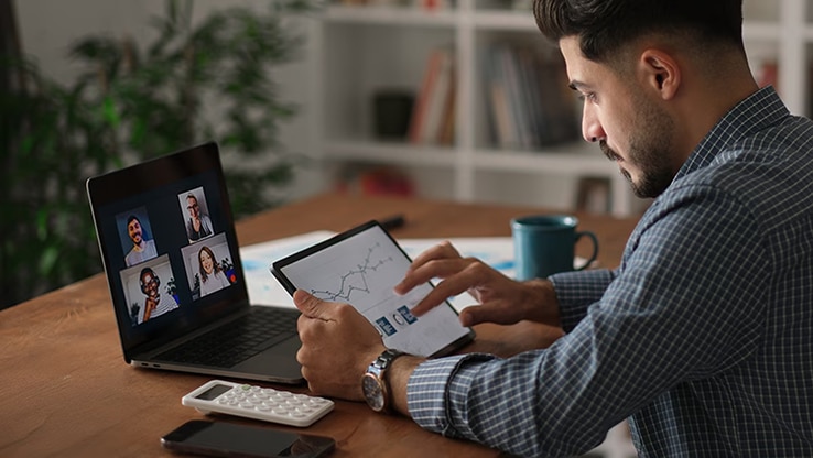 一个人在连接到电视的游戏机上玩游戏的示意图。