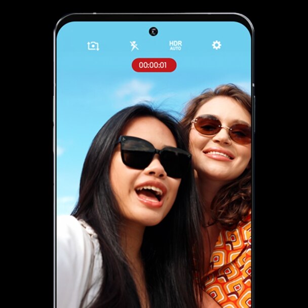 视频录制模式下的三星 Galaxy S23 正视图，画面上有两位戴着墨镜的女士，屏幕画质和 HDR 设置清晰可见。
