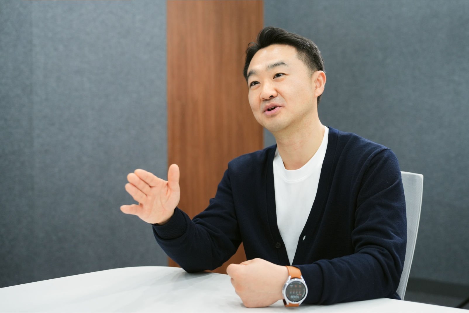 Samsung Semiconductor memory product planning task leader discussing product strategy in an office interview.