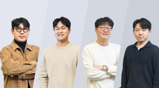 开发等值电池惠普5图像传感器的四位工程师站在一个明亮的工作室里，穿着休闲装，并站在多色调渐变背景前。