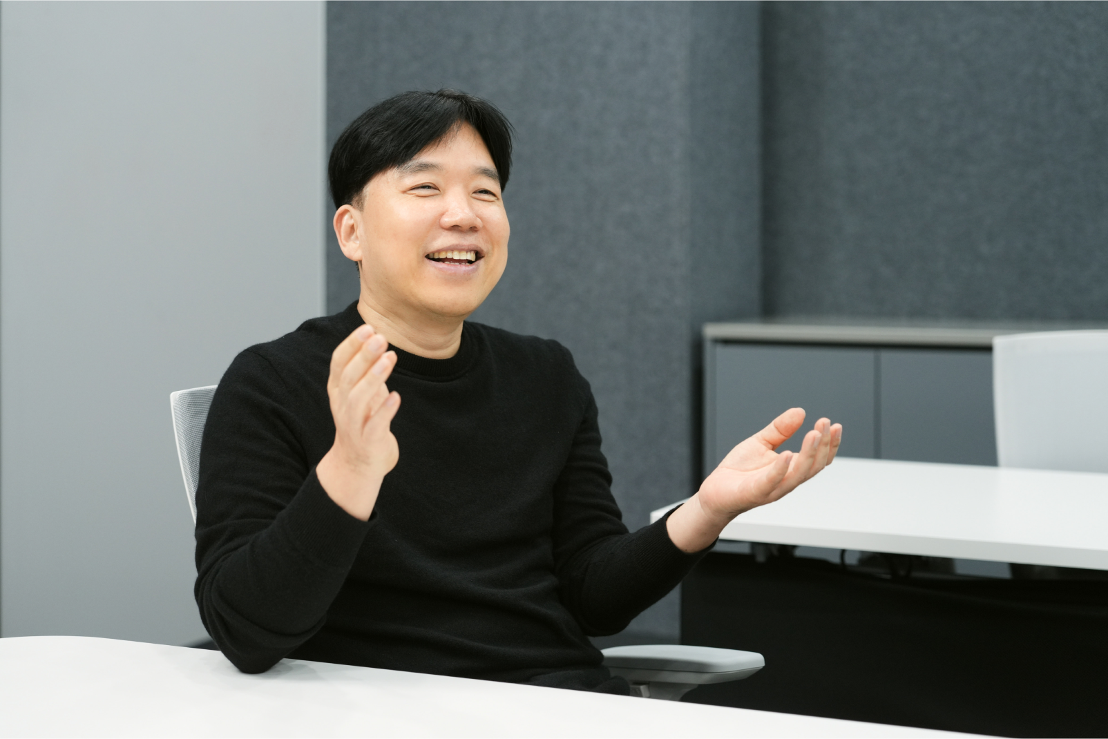ChangWoo Sun, Project Leader of the Memory Product Planning Team, speaking with an open and engaged expression during an interview.