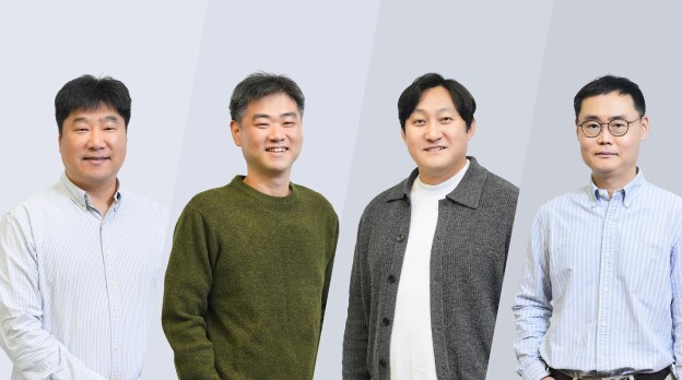 S3SSE2A安全开发成员仁、姜贤宰、金智哲和柳斯坦利身着商务休闲装，带着轻松的微笑并肩站立