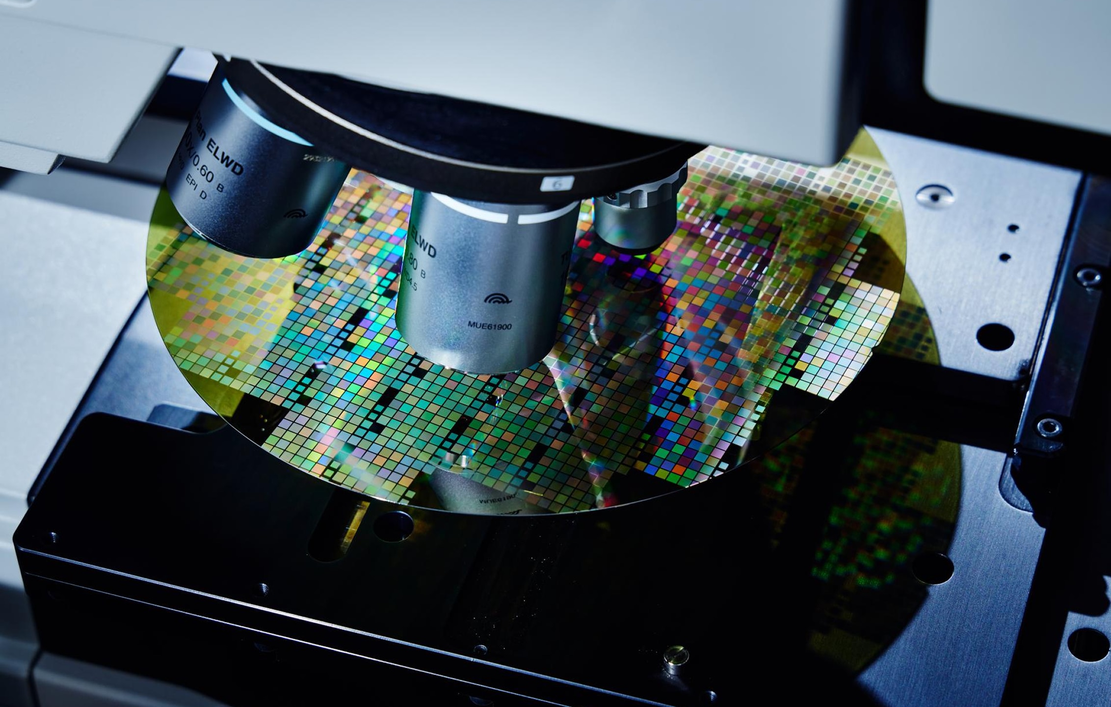 半导体制造工艺中的晶圆光学检测系统与显微镜镜头正在检查硅晶圆图案的特写.