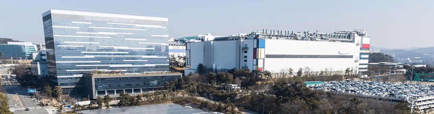 一个有大型厂房和玻璃高层建筑的工业区的全景.