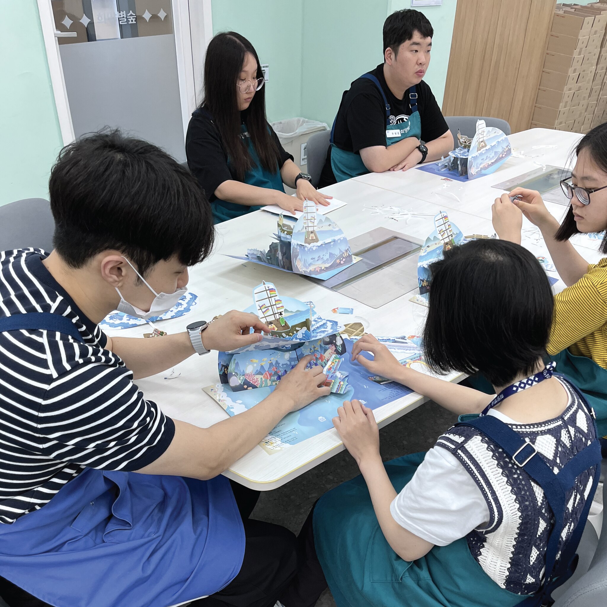 希望之星森林工作人员工作中的画面