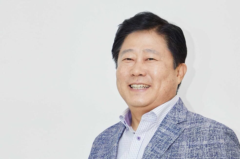 Inhwa ENG 首席执行官 Jinro Lee，铂金奖获得者。