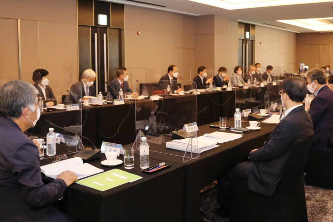 人们坐在会议室里开会。
