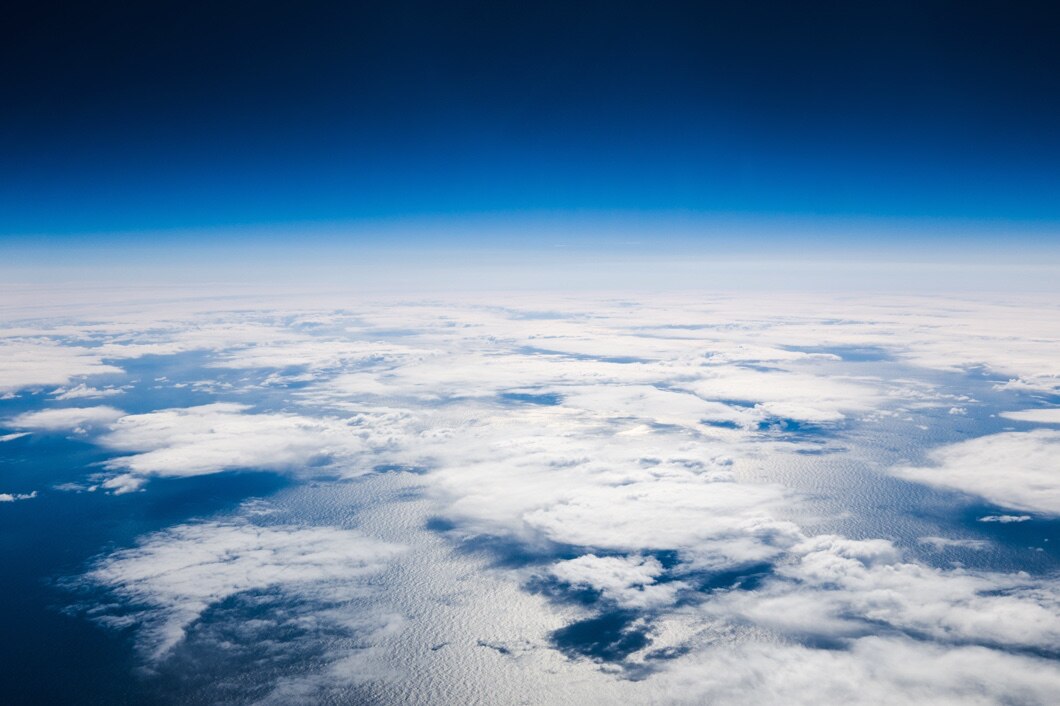 从空中俯瞰着地面，蓝色的海面上白云。