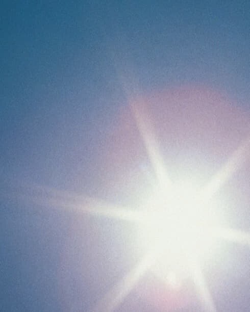 天空中漂浮着太阳的光芒扩散开来。
