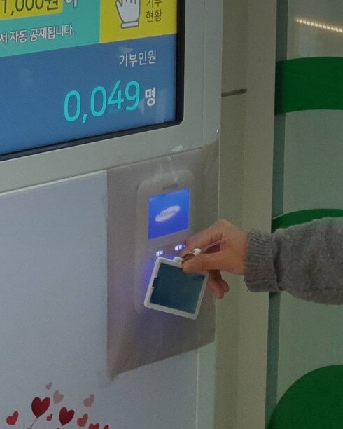 手持员工证件放在岗亭上。